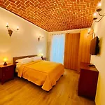 Exquisitely Renovated And Centrally Located Apartment With Free Parking