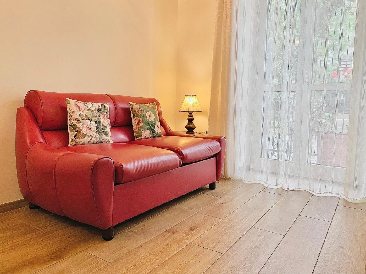 Exquisitely Renovated And Centrally Located With Free Parking *