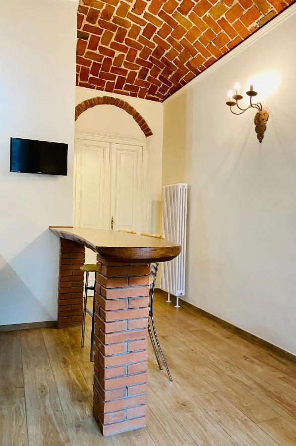 Exquisitely Renovated And Centrally Located With Free Parking *